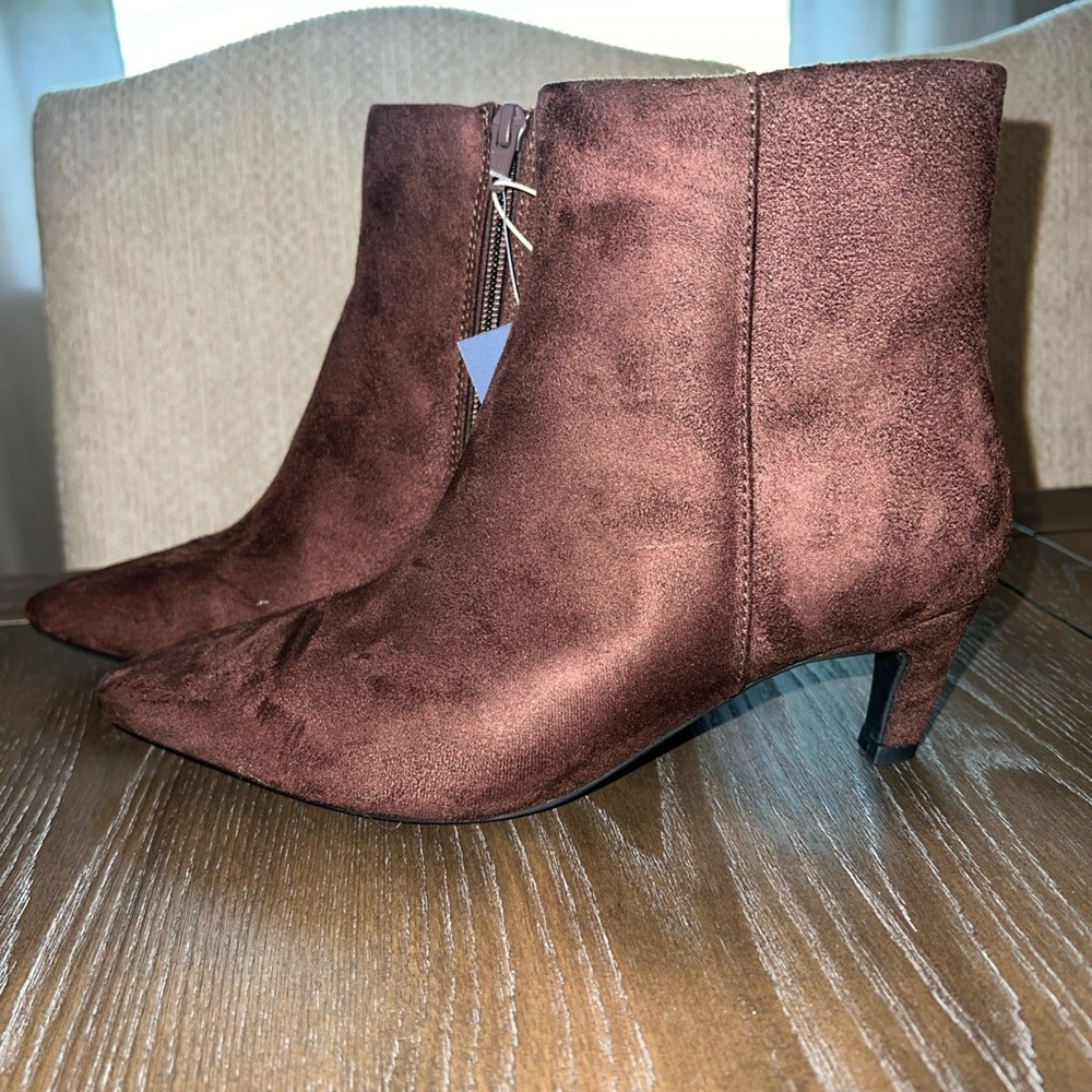 Universal Thread Elegant Brown Suede Ankle Boots w/kitten heel